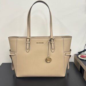 Michael Kors Gilly Large Leather Tote Bag